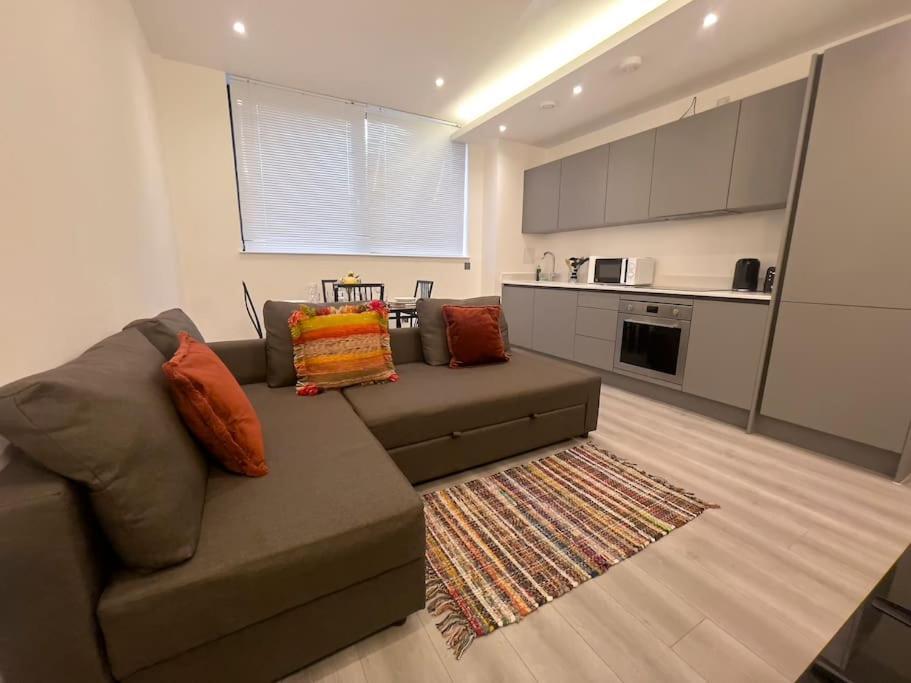 Lovely 2 Double Bedroom Flat With Free Parking - At The Atrium Mk Милтон-Кейнс Экстерьер фото