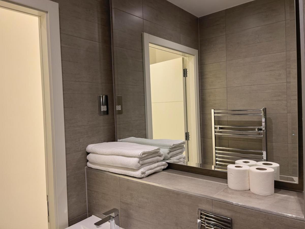Lovely 2 Double Bedroom Flat With Free Parking - At The Atrium Mk Милтон-Кейнс Экстерьер фото