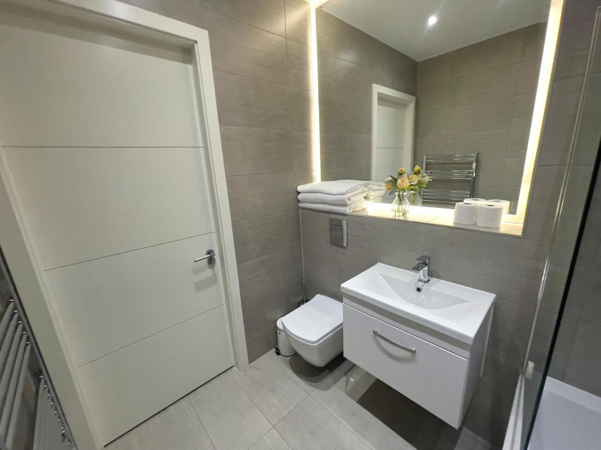 Lovely 2 Double Bedroom Flat With Free Parking - At The Atrium Mk Милтон-Кейнс Экстерьер фото