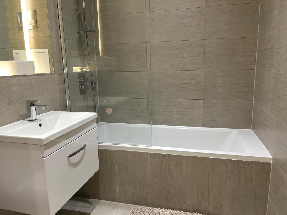 Lovely 2 Double Bedroom Flat With Free Parking - At The Atrium Mk Милтон-Кейнс Экстерьер фото