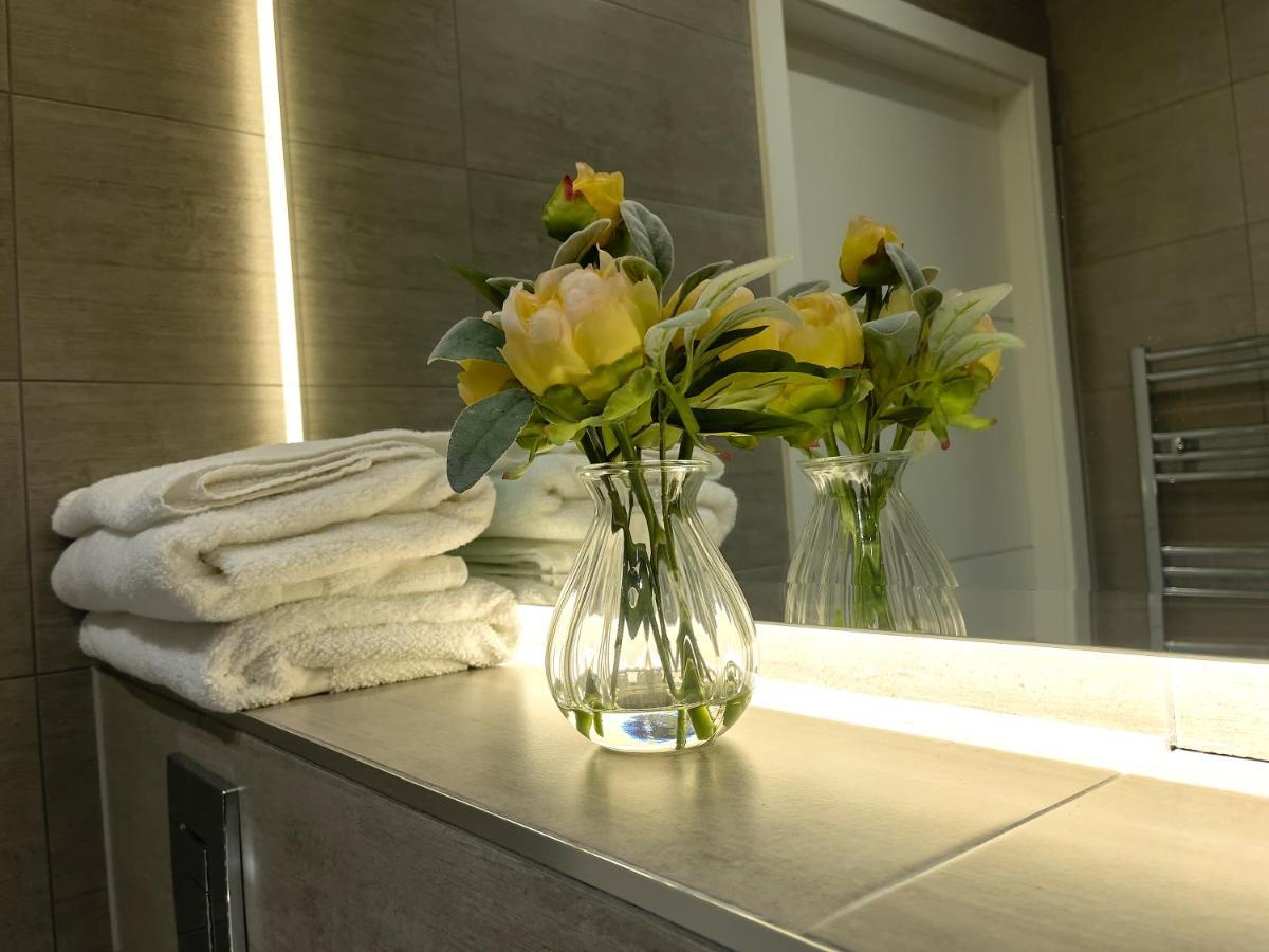 Lovely 2 Double Bedroom Flat With Free Parking - At The Atrium Mk Милтон-Кейнс Экстерьер фото