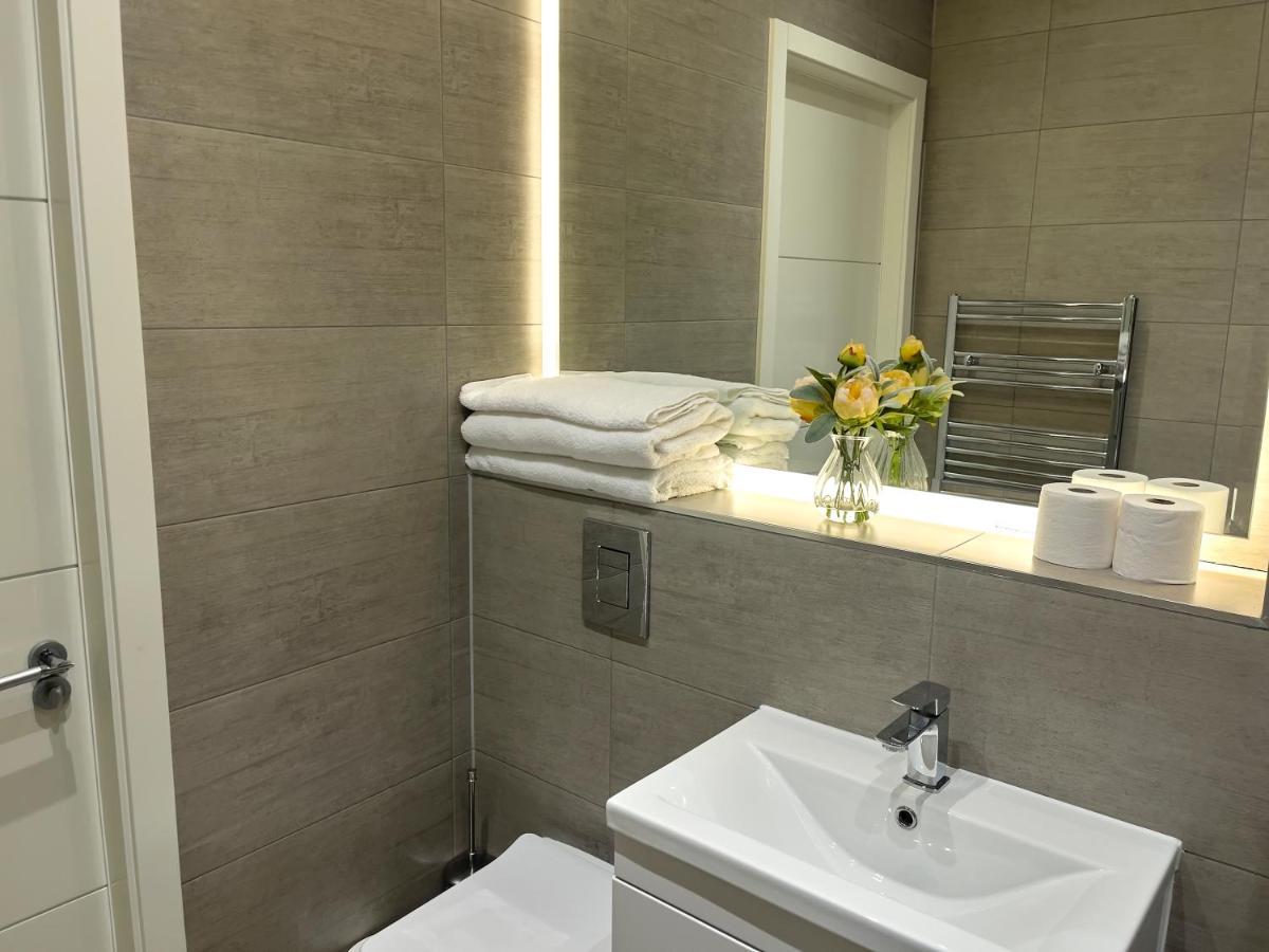 Lovely 2 Double Bedroom Flat With Free Parking - At The Atrium Mk Милтон-Кейнс Экстерьер фото