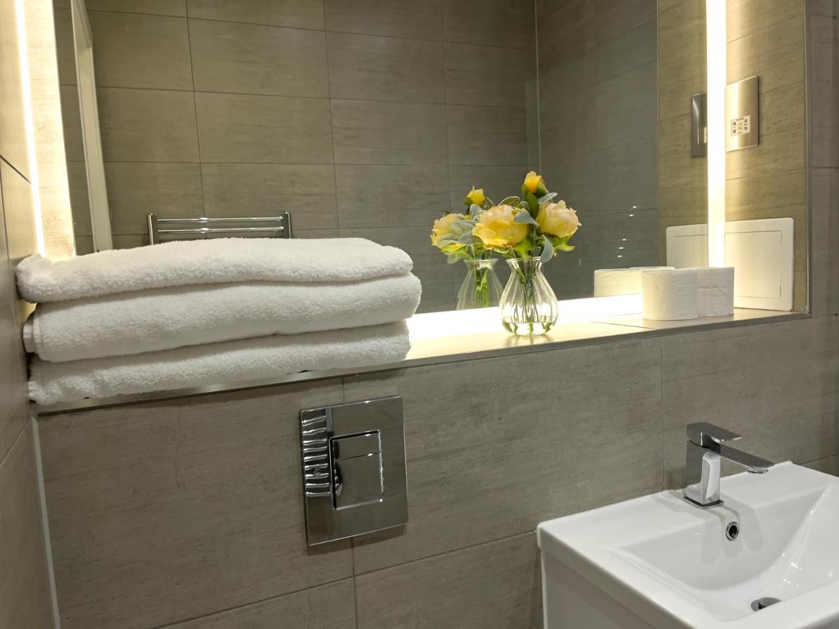 Lovely 2 Double Bedroom Flat With Free Parking - At The Atrium Mk Милтон-Кейнс Экстерьер фото